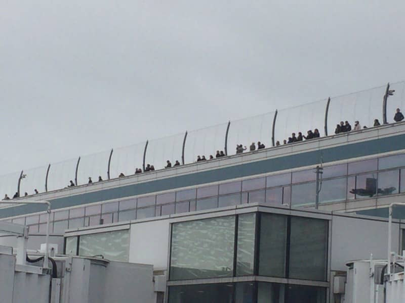 羽田空港展望デッキの人々