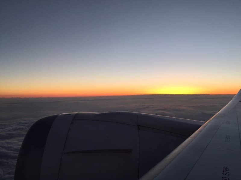 機内から見る雲の上と夕陽