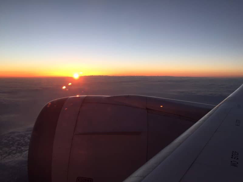 機内から見る雲の上と夕陽