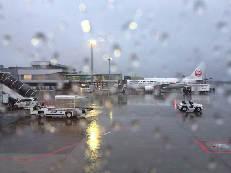 ANA2145便-外はあいにくの雨
