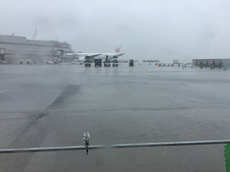 台風で激しく降る福岡空港