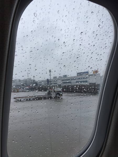 雨が激しく降る福岡空港