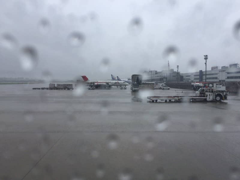 雨が激しく降る福岡空港
