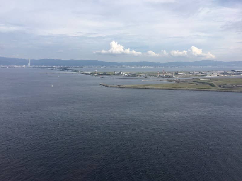 眼下に見下ろす関西国際空港