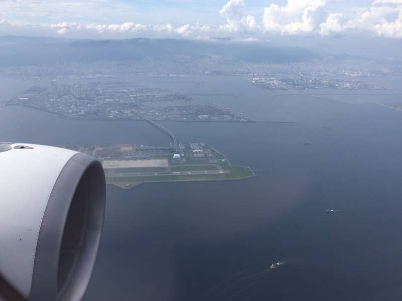 眼下に見下ろす神戸空港