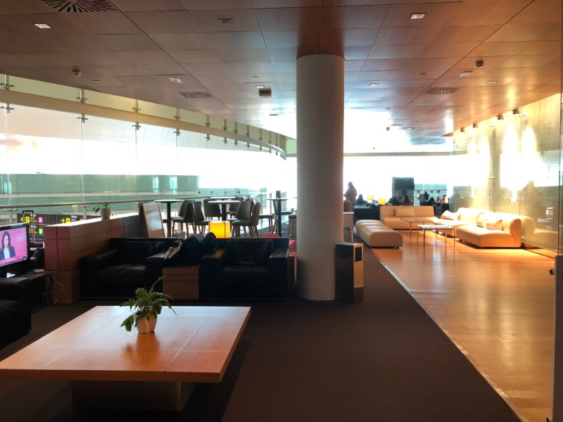スペイン・バルセロナ空港「VIP SALA Lounge Pau Casals」-ラウンジ内の様子