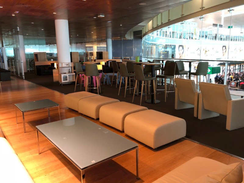 スペイン・バルセロナ空港「VIP SALA Lounge Pau Casals」-ラウンジ内の様子