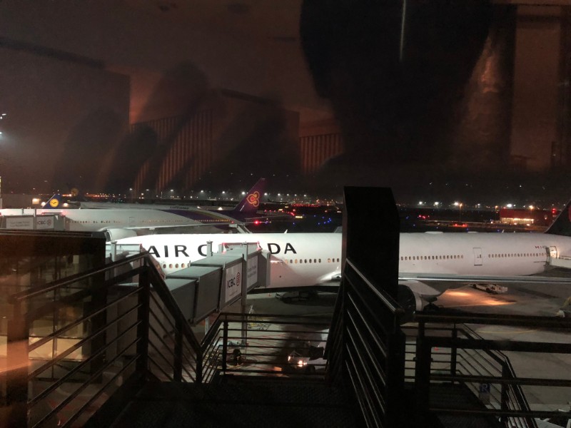 エアカナダメイプルリーフラウンジ＠フランクフルト空港-ラウンジから見えるエアカナダ航空機