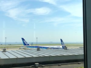 ANAラウンジから見る羽田空港駐機場