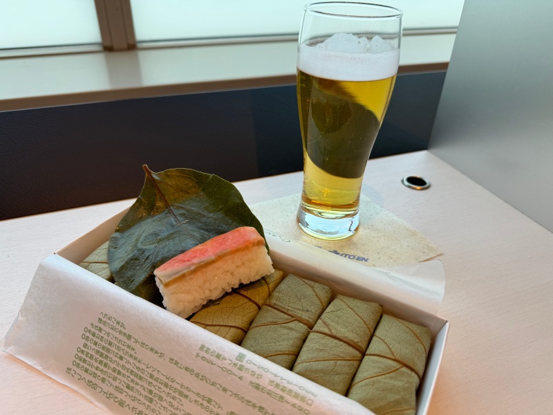 ANAラウンジ＠羽田空港で柿の葉寿司＆ビール