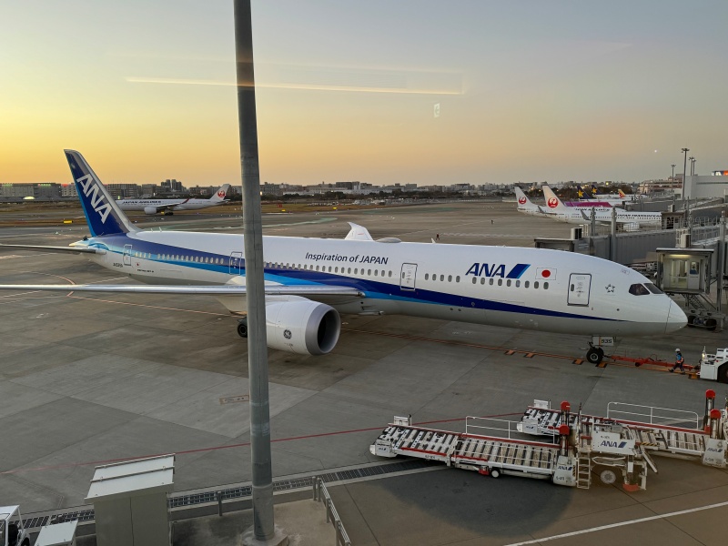 ANAラウンジ＠福岡空港から見える駐機している航空機
