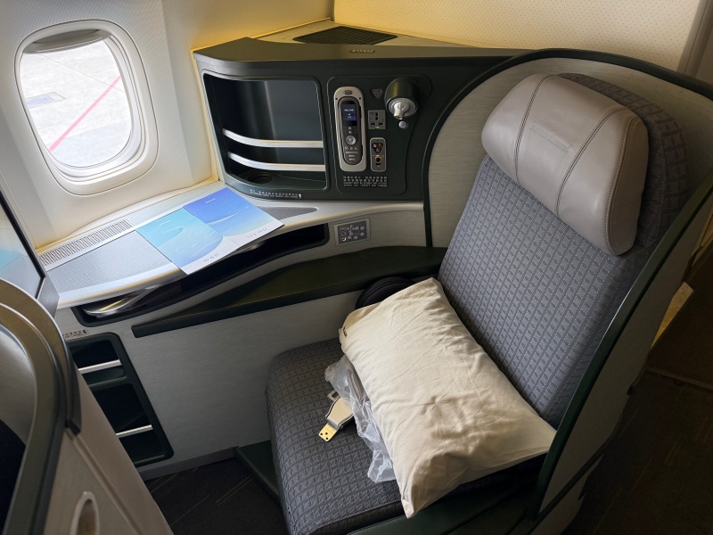 エバー航空(台湾=クアラルンプール便:BR227 B777-300ER)-ビジネスクラスシート