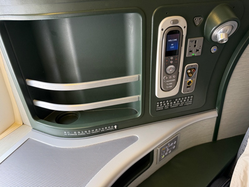 エバー航空(台湾=クアラルンプール便:BR227 B777-300ER)-ビジネスクラスシート
