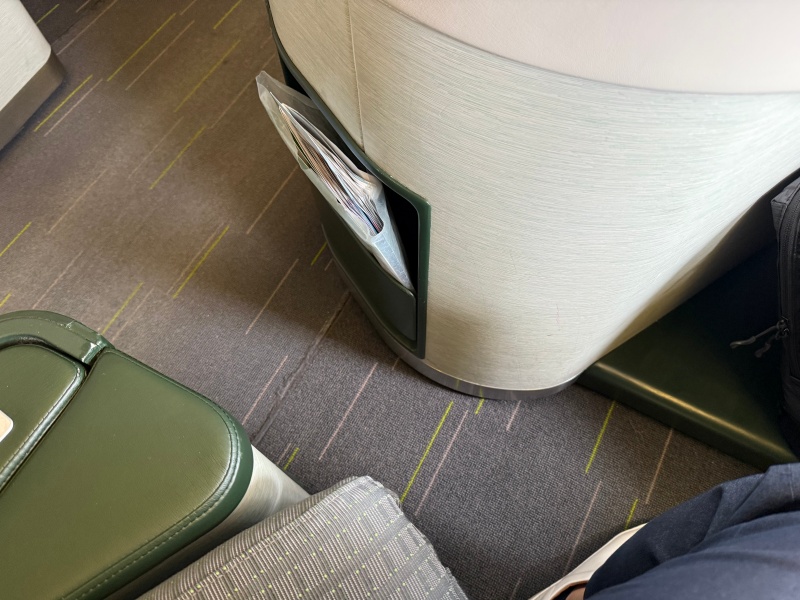 エバー航空(台湾=クアラルンプール便:BR227 B777-300ER)-ビジネスクラスシート
