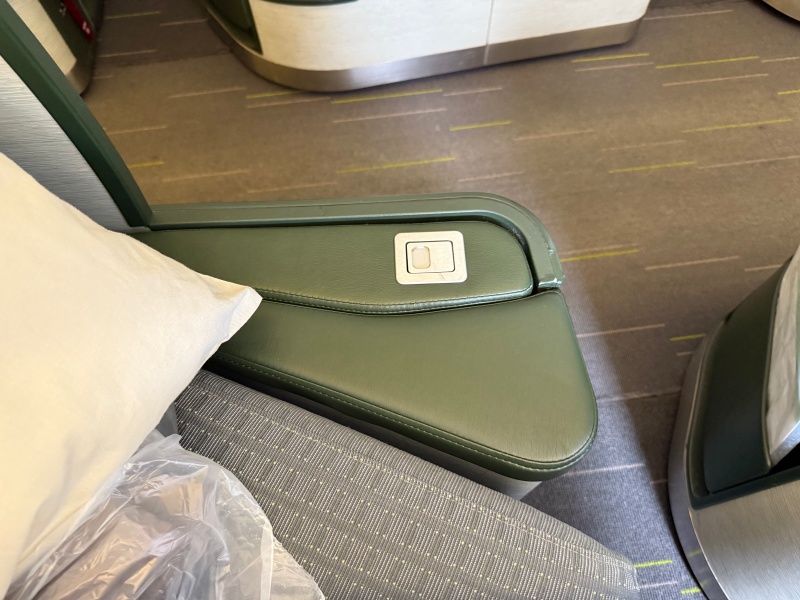エバー航空(台湾=クアラルンプール便:BR227 B777-300ER)-ビジネスクラスシート