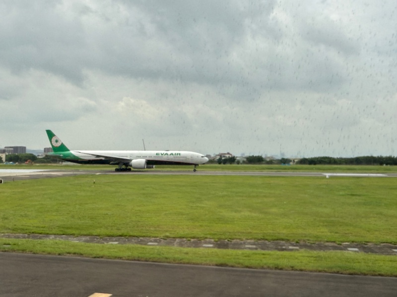 エバー航空(台湾=クアラルンプール便:BR227 B777-300ER)-タキシング