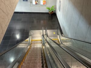 Hyatt Regency Bangkok Suvarnabhumi Airport(ハイアット リージェンシー バンコク スワンナプームエアポート)ー地下通路を通って空港へ移動