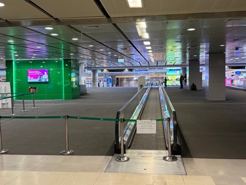 Hyatt Regency Bangkok Suvarnabhumi Airport(ハイアット リージェンシー バンコク スワンナプームエアポート)ー地下通路を通って空港へ移動