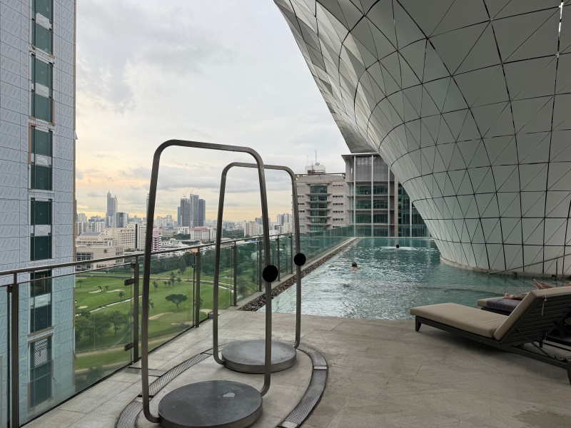 Waldorf Astoria Bangkok(ウォルドーフ・アストリア・バンコク)ー屋外プール