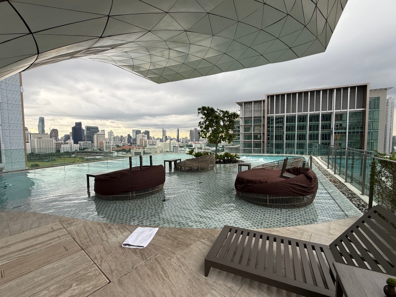 Waldorf Astoria Bangkok(ウォルドーフ・アストリア・バンコク)ー屋外プール