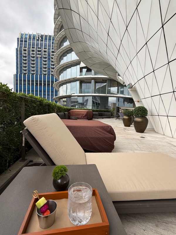 Waldorf Astoria Bangkok(ウォルドーフ・アストリア・バンコク)ー屋外プール