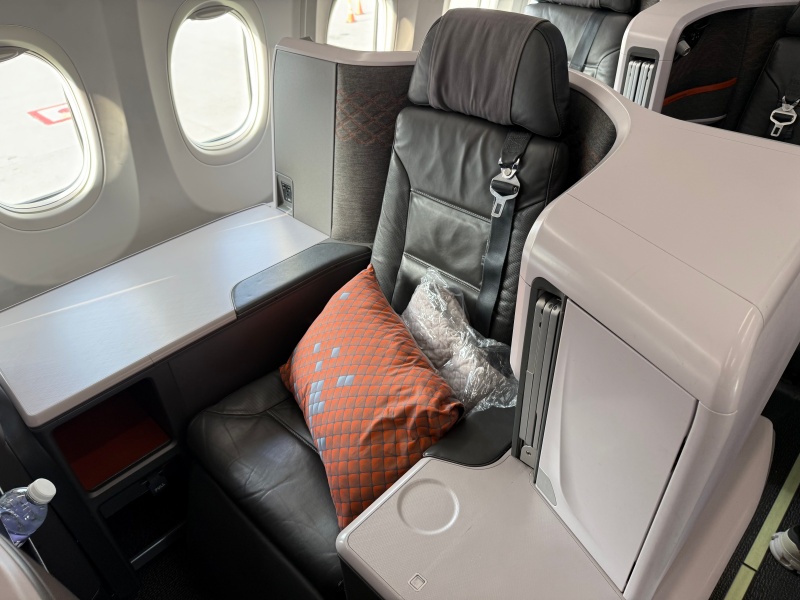 シンガポール航空（クアラルンプール=シンガポール便:SQ103 B737-8）-ビジネスクラスシート