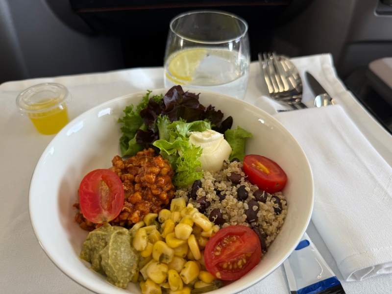 シンガポール航空（クアラルンプール=シンガポール便:SQ103 B737-8）-ビジネスクラス食事（チキンサラダ）