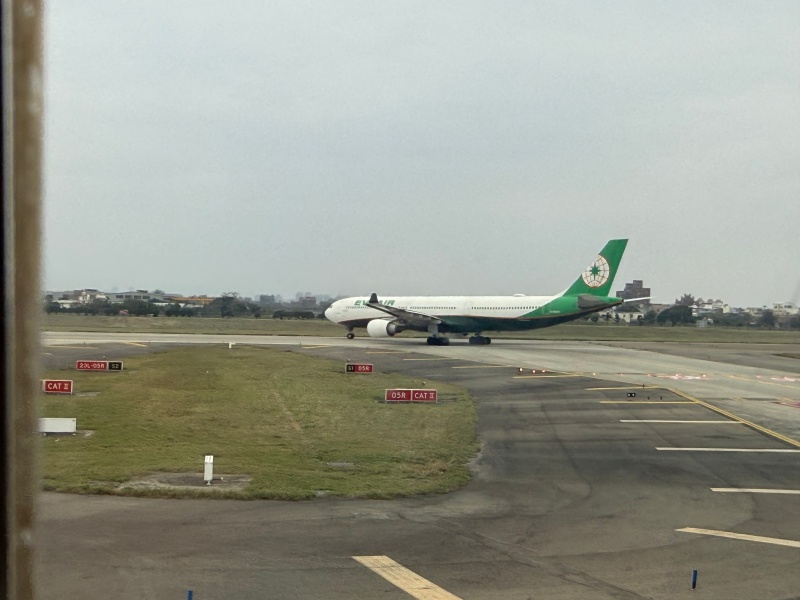エバー航空(台北=デンパサール(バリ)便:BR255 A330-300)-タキシング