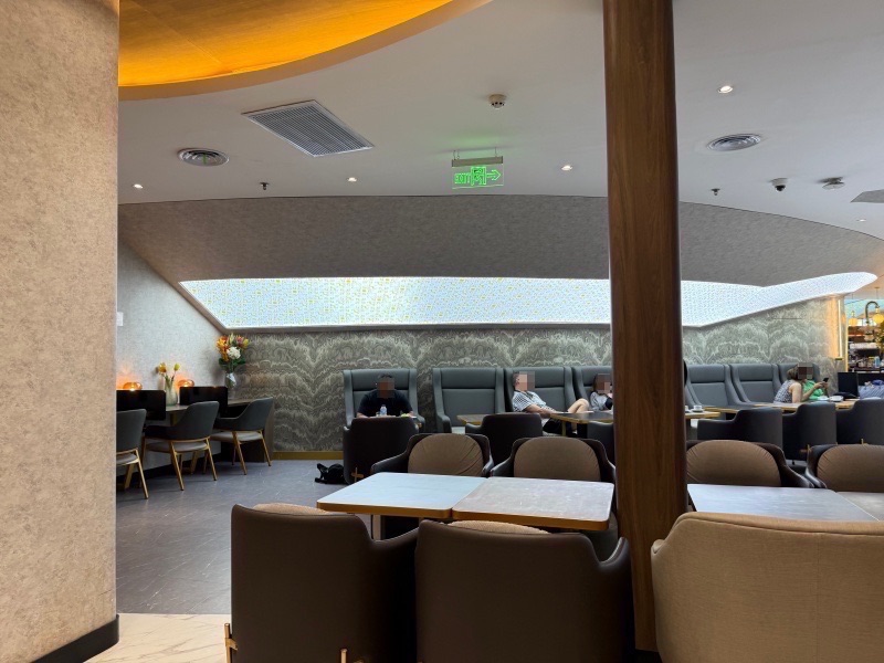 TUJUWAN Lounge@バリ島・デンパサール(ングラ・ライ)国際空港-室内の雰囲気