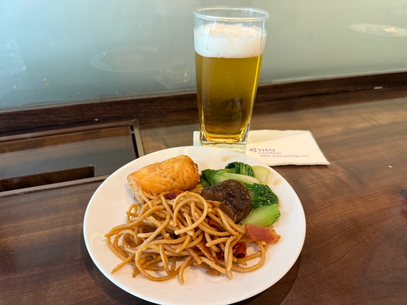 Royal Orchid Lounge - Concourse D@バンコク・スワンナプーム国際空港-ビールと共に食事