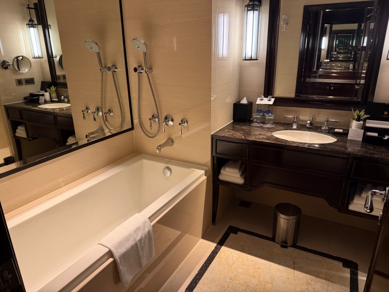 アテネホテル ラグジュアリーコレクションホテル バンコク(The Athenee Hotel, a Luxury Collection Hotel, Bangkok)ー客室内バスルーム