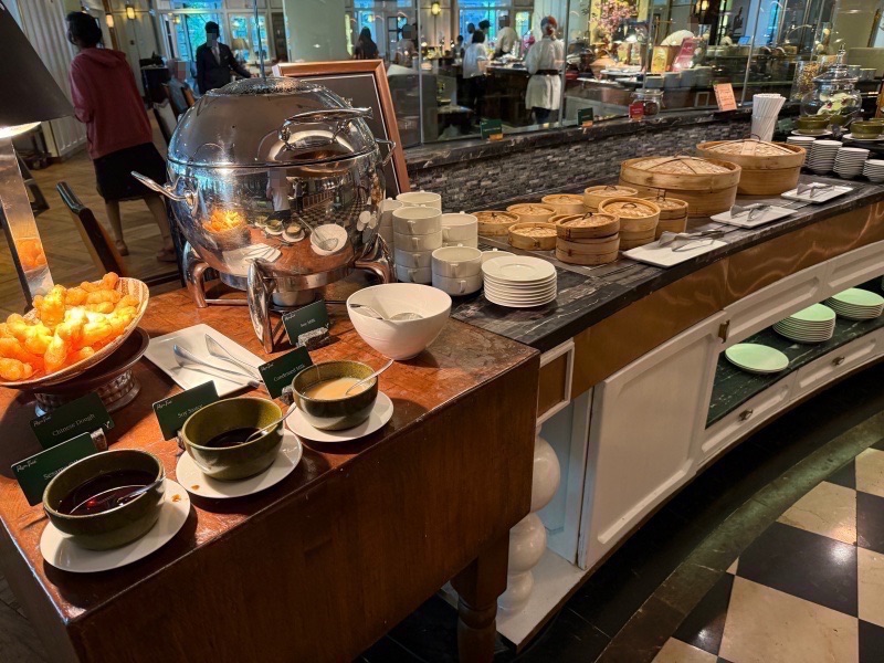 アテネホテル ラグジュアリーコレクションホテル バンコク(The Athenee Hotel, a Luxury Collection Hotel, Bangkok)ー朝食ビュッフェ@RainTreeCafé