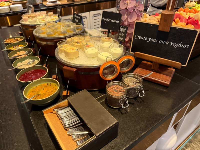 アテネホテル ラグジュアリーコレクションホテル バンコク(The Athenee Hotel, a Luxury Collection Hotel, Bangkok)ー朝食ビュッフェ@RainTreeCafé