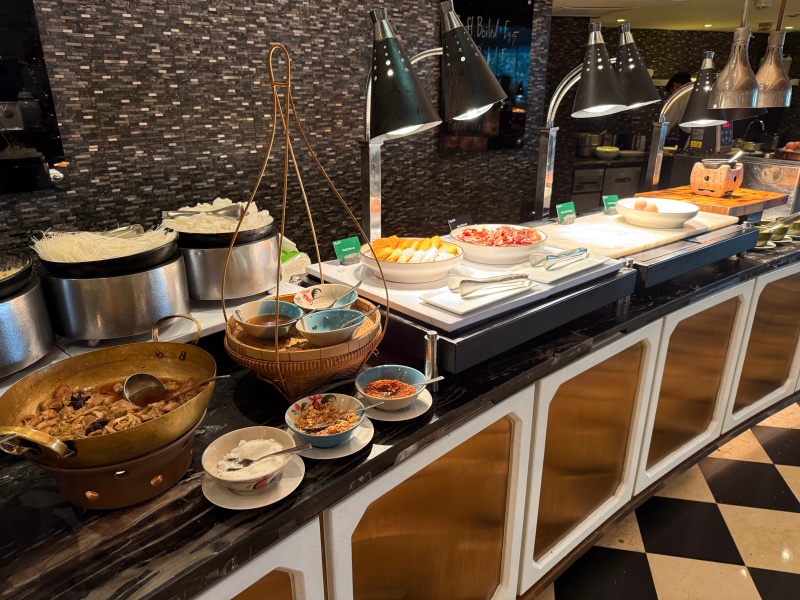 アテネホテル ラグジュアリーコレクションホテル バンコク(The Athenee Hotel, a Luxury Collection Hotel, Bangkok)ー朝食ビュッフェ@RainTreeCafé