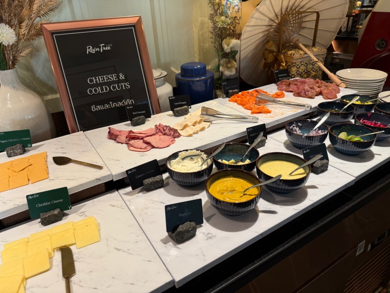 アテネホテル ラグジュアリーコレクションホテル バンコク(The Athenee Hotel, a Luxury Collection Hotel, Bangkok)ー朝食ビュッフェ@RainTreeCafé
