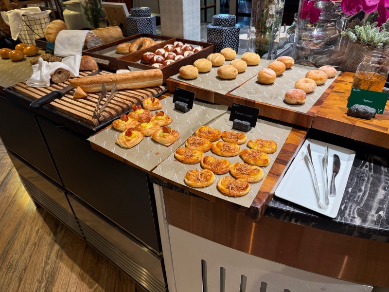 アテネホテル ラグジュアリーコレクションホテル バンコク(The Athenee Hotel, a Luxury Collection Hotel, Bangkok)ー朝食ビュッフェ@RainTreeCafé