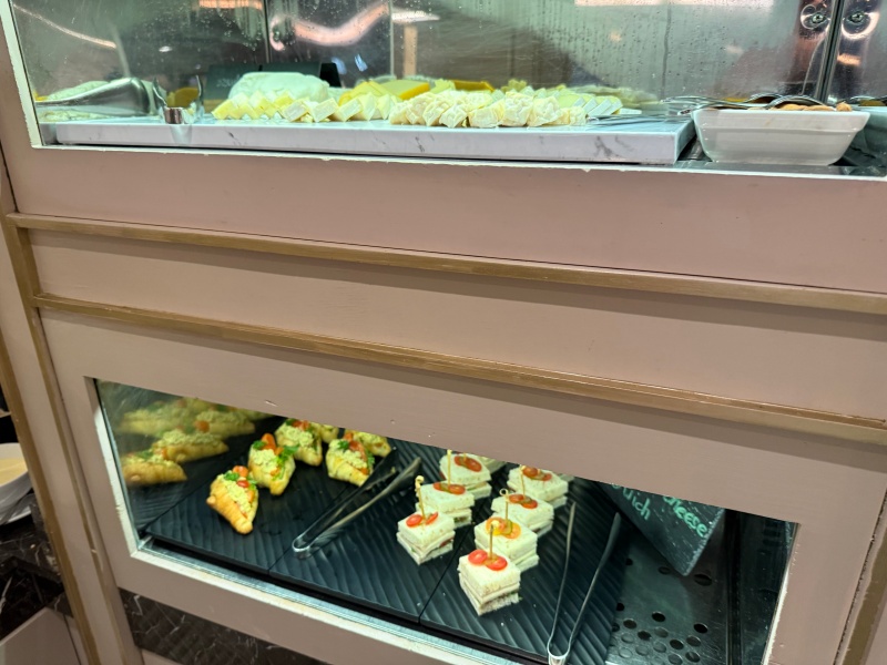 アテネホテル ラグジュアリーコレクションホテル バンコク(The Athenee Hotel, a Luxury Collection Hotel, Bangkok)ーイブニングカクテル@RoyalClubLounge