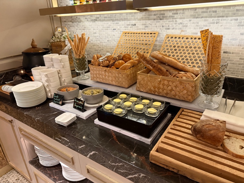 アテネホテル ラグジュアリーコレクションホテル バンコク(The Athenee Hotel, a Luxury Collection Hotel, Bangkok)ーイブニングカクテル@RoyalClubLounge