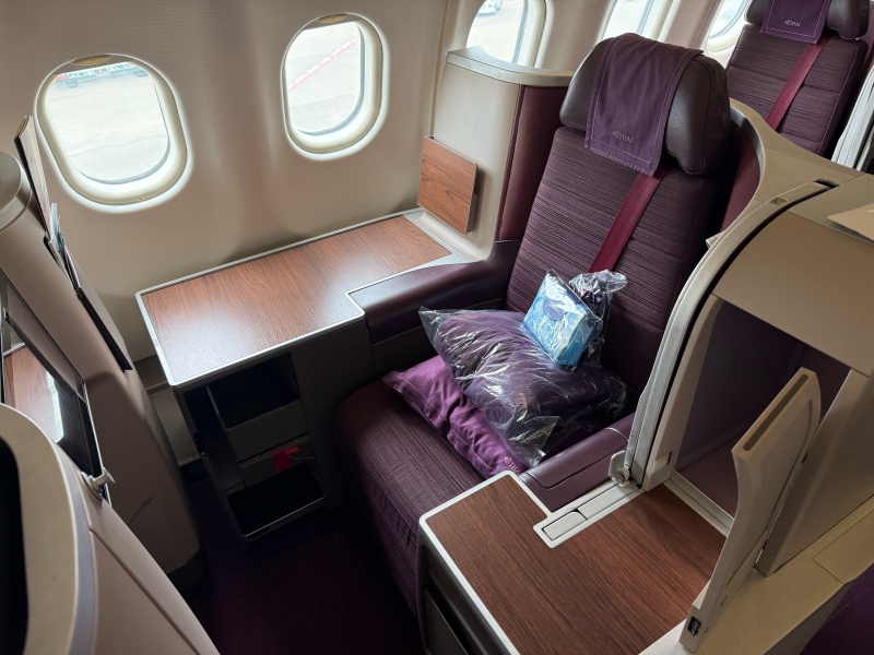 タイ航空(成田=バンコク便:TG641 A330-300)-ビジネスクラスシート