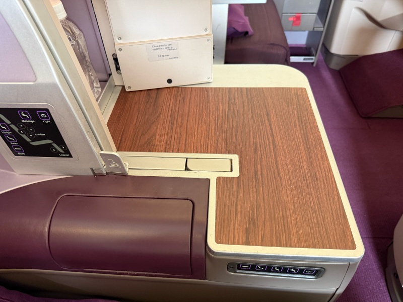 タイ航空(成田=バンコク便:TG641 A330-300)-ビジネスクラスシート