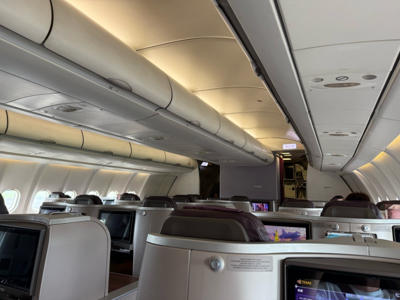 タイ航空(成田=バンコク便:TG641 A330-300)-ビジネスクラスキャビン
