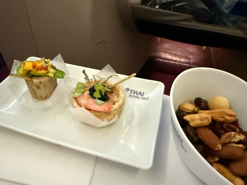 タイ航空(成田=バンコク便:TG641 A330-300)-ビジネスクラスドリンク&食事