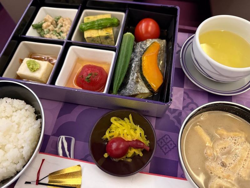 タイ航空(成田=バンコク便:TG641 A330-300)-ビジネスクラスドリンク&食事