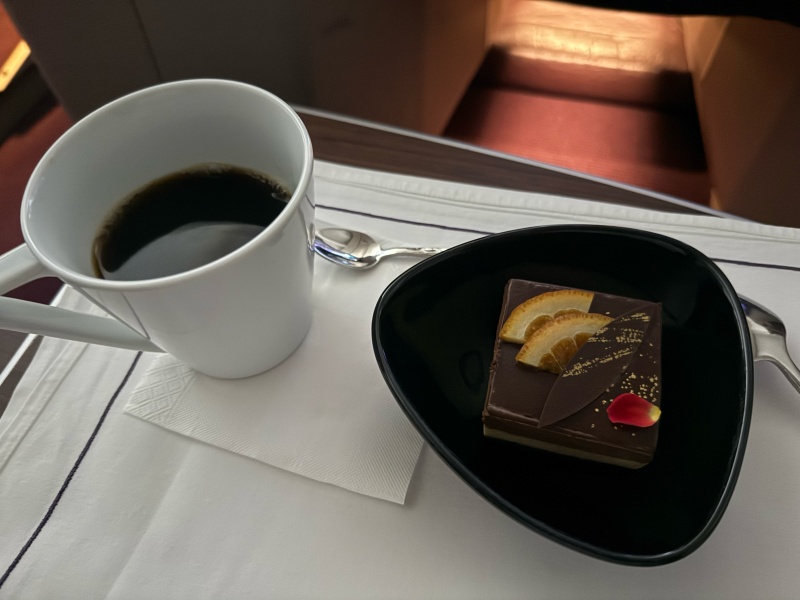 タイ航空(成田=バンコク便:TG641 A330-300)-ビジネスクラスドリンク&食事
