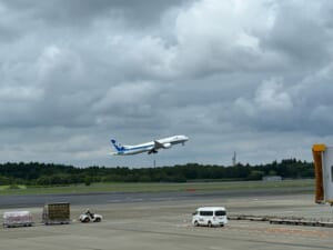 United Club@成田国際空港-離発着する航空機