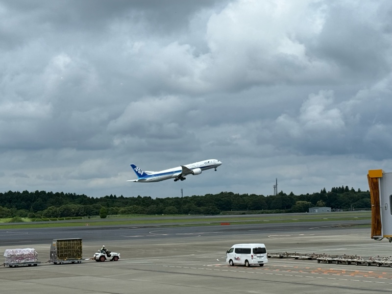 United Club@成田国際空港-離発着する航空機