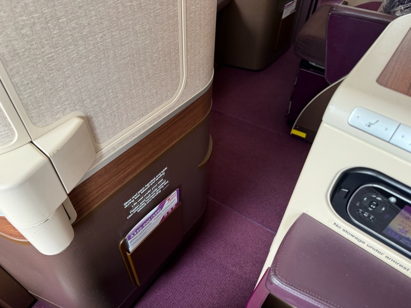 タイ航空(バンコク=羽田便:TG660 A350-900)-ビジネスクラススタッガードシート