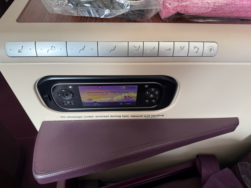タイ航空(バンコク=羽田便:TG660 A350-900)-ビジネスクラススタッガードシート