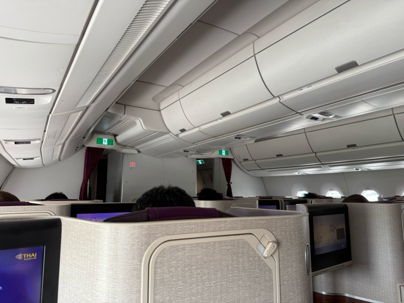 タイ航空(バンコク=羽田便:TG660 A350-900)-ビジネスクラスキャビンの雰囲気